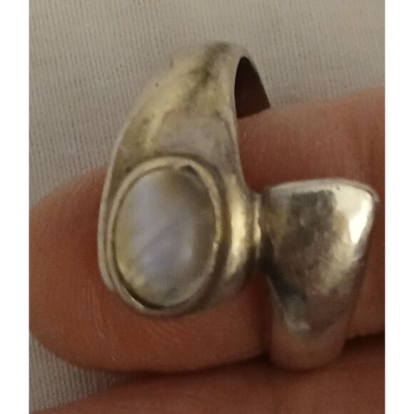 Sterling Silver Ring Size 8 – Modernist Design with White Moonstone? Cabochon - Picture 1 of 3
